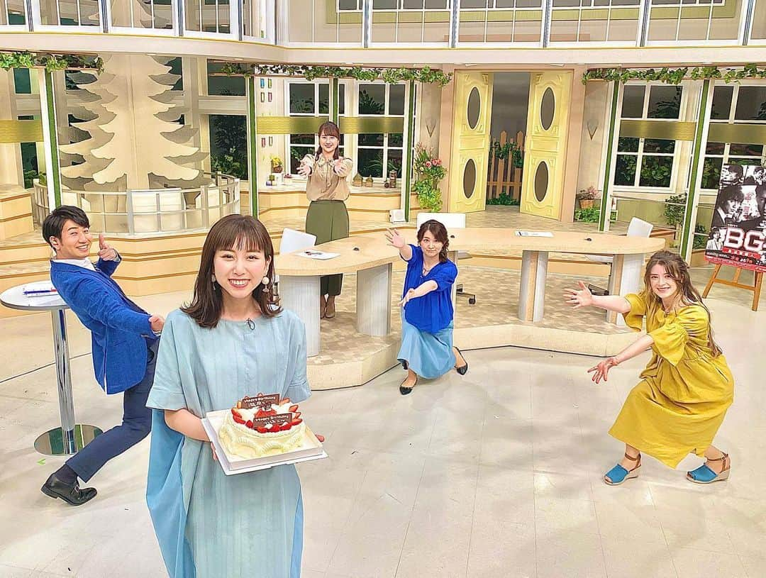 福田太郎さんのインスタグラム写真 - (福田太郎Instagram)「🎂 彩織ちゃん誕生日おめでとう〜！ スポーツや特集モニプレなどなど、 マルチになんでも出来ちゃう頼れる存在！ いつも助けられ、みんな感謝してます😁 ⠀ 28歳の目標は『健康第一』だそう！ これからも元気いっぱい、ニコニコ 北海道の朝を盛り上げてね☀️ ⠀ #小俣彩織 #誕生日おめでとう #健康第一 #イチモニ！あしたからの週後半も宜しくお願いします！ #アリョーナ @matryoshka_in_japan #谷口いくみ @ikumi_stagram  #HTB #アナウンサー #福永裕梨 @htb_yurifukunaga  #福田太郎 #太郎寝ろ 水曜夜が一番の鬼門😳 スタジオも爽やかな #青 の #衣装 が映える #気持ち良い季節 になりました。#北海道 #札幌 #初夏」6月10日 22時25分 - htb_tarofukuda