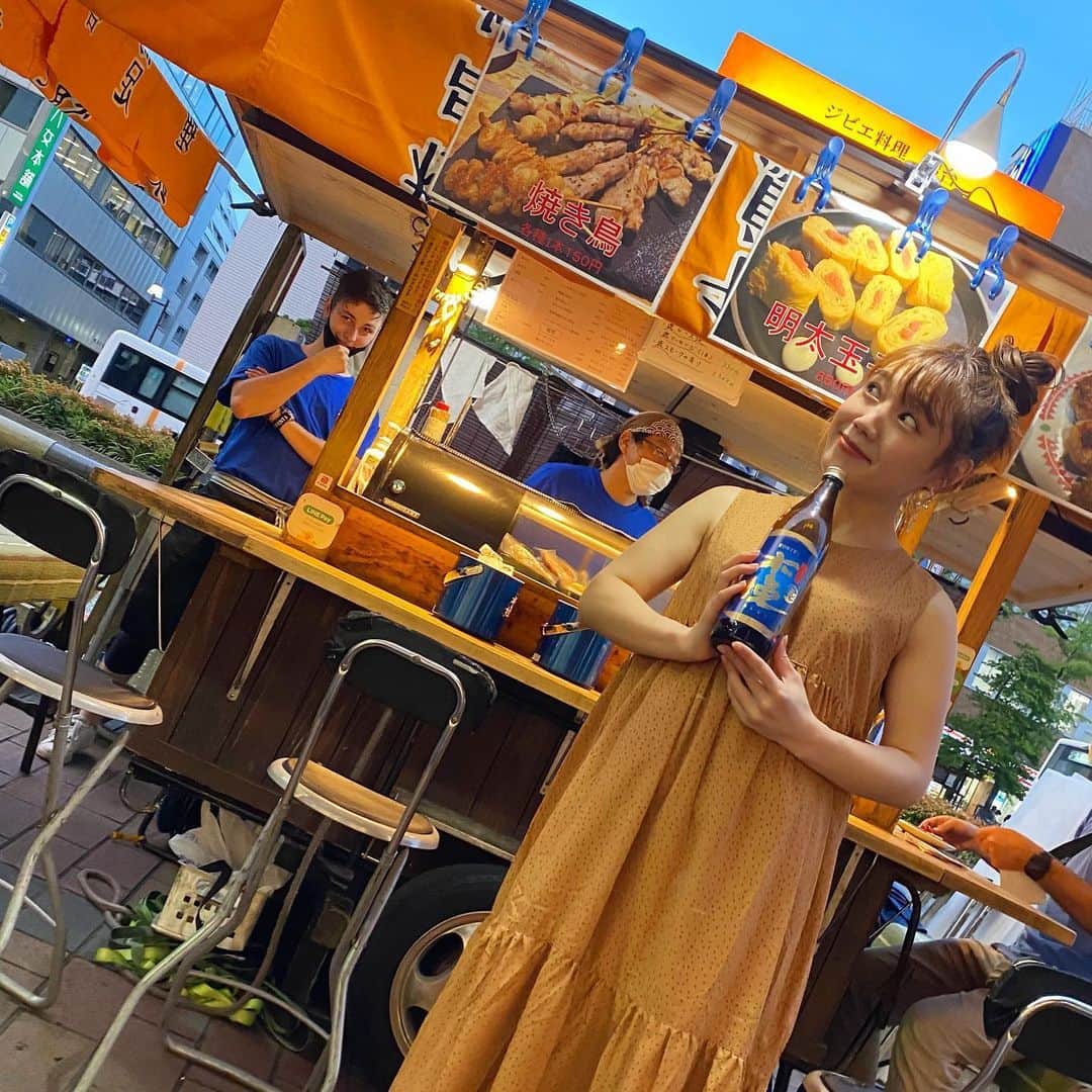 黒田りささんのインスタグラム写真 - (黒田りさInstagram)「💃 . きょうは約2か月ぶりの BLUEでカンパイ！ロケ✨ 嬉しかったなあ、、！ . 少しずつお店も開き始め お客さんの笑顔もちらほら✨ . 距離をとったり、マスクをしたり 新しい形でのお店がスタートしていました！ . 私も2か月ちかくまったり過ごしていたので、、回転が今まで以上にスローになった脳みそも、ぷくぷく蓄えた身体も早急に解消して感覚を取り戻していきたいと思っております😭🌟 . その証拠に2枚目の動画 「今から屋台、食べます〜！」って言ってた😂 . . 気になっていたジビエ屋台の "情熱の千鳥足"さん . ジビエのイメージが覆るおいしさ！ 外の風を感じながら、 やわらか味わい深いジビエ、、 そして木挽ブルーが最高でしたよっ💃🌞💙 . . 衣装は今回からこちらっ🙋‍♀️🌈 ナチュラルで個性的、かわいいお洋服が沢山揃う 👗　@irodoriiro . ぜひ、インスタもチェックしてね💛 #屋台#福岡屋台#木挽ブルー#福岡グルメ#ジビエ料理#タレント#リポーター#ラジオパーソナリティ#黒田りさ」6月10日 22時26分 - kurorisa_14