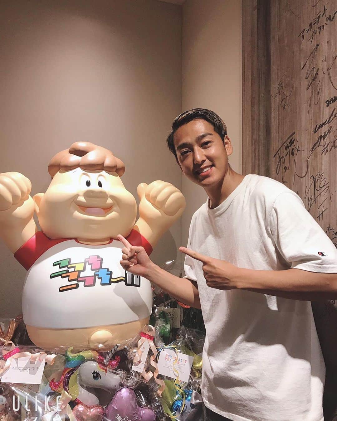 池田真一のインスタグラム：「アスリート上野とサンドロップ山内がお祝い持って来てくれました！  でも、定休日に来てました！  ありがとうな😄」