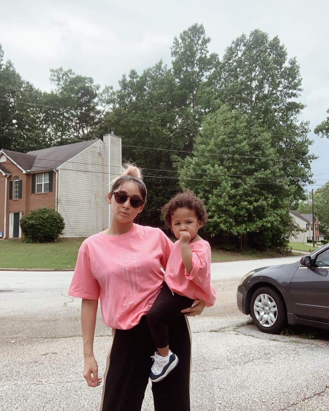 jyA-Me（ヤミー）のインスタグラム：「Since I was a teenager, I have been influenced by the black culture of makeup, hairstyles, fashion and of course music.  And now I have a black American family, learning a lot with my son almost every day.  I am Asian and I’m not in a position to speak lightly about such a deeply rooted issues tho, I want to say that I'm so happy and proud to be part of such a wonderful, lovely family.  I hope this world is a peaceful world without discrimination. #BlackLivesMatter  日々沢山のニュースが流れて来ますが、 この数週間、自分にとってすごく胸が苦しくなる日々が続きました。  今年に入ってから、人としてどう生きていくか、本当に大事なことは何か、身を以て考えさせられる日々です。 また、ブラックアメリカンの夫と結婚し、 黒人差別の問題が、こんなにも歴史的根深く、残虐なものだと、何も偏見が無かった私は無知だったなと、思いしらされています。 それは日本に住んでる時でも、銀行や、様々な手続きの場所に付き添う度に痛感しました。 もちろん、私の家族や仲間、近所の皆さん、道行く人々など、偏見なく接してくれる人たちも沢山います。  明らかな差別が根底にあるなかでも、常にポジティブで、オシャレや音楽を楽しみながら、知恵を最大限に使って生きている家族、沢山の親戚を見て、本当にたくましいなと感じます。 でも、本来なら気にしなくて良い事を見た目が違うだけで、沢山気をつけて生きていかなきゃいけない状況や問題に疑問を感じます。  黒人に限らず、自分と違うから、何か気に食わないから、自分都合な、不当な理由で人を傷つけたり、差別していいなんて考えはなく とても残念な事ですよね。  息子はブラックアメリカンと日本人のハーフ。 今の時代は昔より考え方が国際的になっていますが、息子が余計な心配をしなくていい世界であって欲しいと共に、誰かを傷つける側にならないよう、 きちんと教えていかないとと、身が引き締まりました。 そして、1人1人が意識して、 もっと平和な世界になるよう願っています😌🌎🙏🏽」