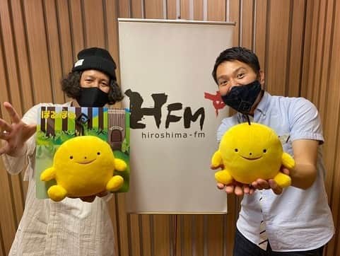 広島ホームテレビ「HOME NEXT neo」さんのインスタグラム写真 - (広島ホームテレビ「HOME NEXT neo」Instagram)「【オオクボックスの優しさ】 ＊  先日 #吉弘アナ が #広島FM #9ジラジ に出演しました！  OA終了後、 #DJ #大窪シゲキ さんから なんと #バースデープレゼント を頂いたそうです！  6月5日生まれの #吉弘翔アナ　 6月6日生まれの #小嶋沙耶香アナ  2人に向けた #プレゼント🎁  #小嶋アナ には #ドラえもん のDVD #吉弘アナ には #けん玉 （玉が青い！） ＊  #オオクボックス　#ありがとう ＊  #広島FM #HFM #9ジラジ #広島ホームテレビ　#アナウンサー　 #小嶋沙耶香　#吉弘翔」6月10日 22時39分 - home.announcers