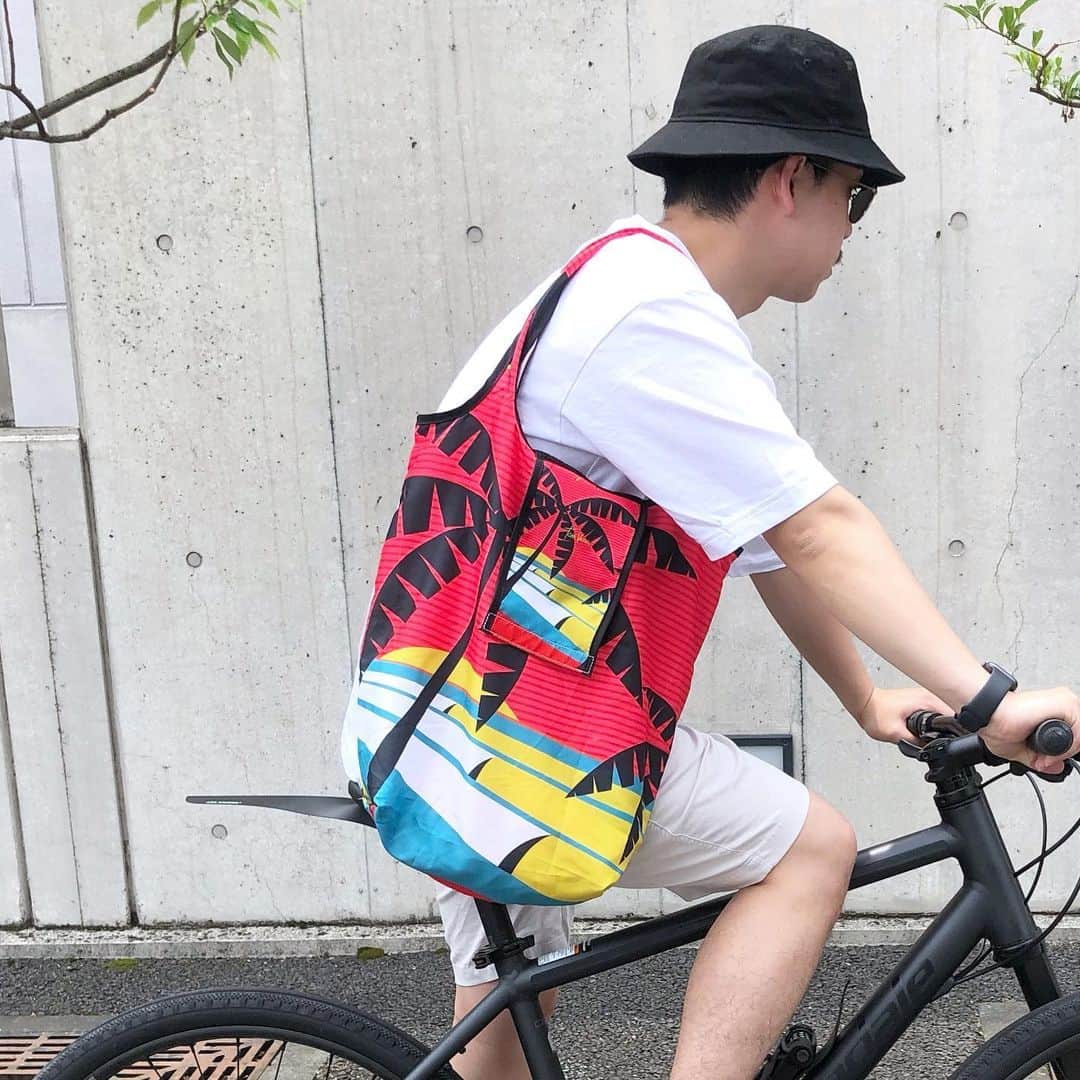 ラレイアのインスタグラム：「🌴 メンズにもおすすめなエコバッグは @tomveiga のアートデザインです😊 ・ カップルでペアで使っても👌💞 ・ エコバッグ大変人気で1つ¥1,800+taxです😍🧡 ・ ・ ・ ・ ---La Leia Precious Life(ラレイア)--- @laleia_official ・ 楽天市場店 https://www.rakuten.co.jp/laleia-p-life/ ・ au wowma店 https://wowma.jp/user/52666346 ・ Yahooショッピング店 https://shopping.geocities.jp/laleia-p-life/ ・ ・ #art#hawaii#aloha#surf#beach#laleia#ハワイ#フォトジェニック#インスタ映え#インスタ女子#アロハ#ビーチ#海を感じる雑貨#ラレイア#アート#ビーチガール#サーフスタイル#大人カジュアル#トムヴェイガ#ギフト#プレゼント#楽天スーパーセール #楽天 #tomveiga #エコバッグ #マイバッグ #海洋プラスチック問題 #環境問題」