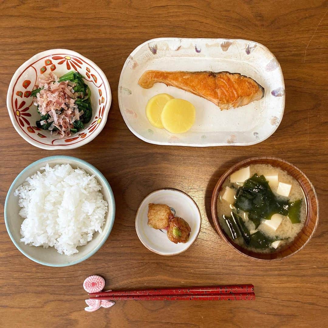 櫛引彩香のインスタグラム：「誰も心配してないとは思うのですが、私は元気です。代わり映えしない鮭の写真載せておきます。2枚目はこの前食べたサッポロ一番しおラーメン。最近は物件情報を見るのが楽しい。 #ビキコのごはん  #自炊」
