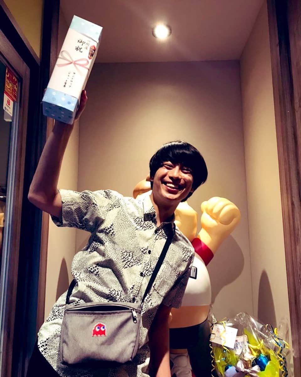 池田真一のインスタグラム：「先日サンドロップのジェット菅原がお祝い持って来てくれました！  ありがとうな😄  またデブギャグも作ってなー！」