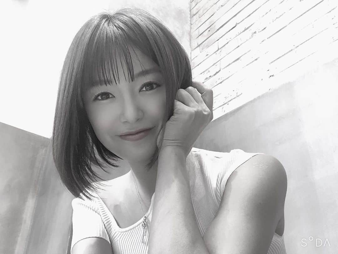 紺谷みえこのインスタグラム：「毎日暑いですね🦢 マスク内の口元の温度は、無い時より3度高くなり(36度→39度!)心拍数や呼吸数も1割ほど増えるそう。 マスクで飛沫感染を防ぐことは重要ですが、高齢者や子供は特に熱中症に注意が必要なので、人がいないところではマスクをはずすなど、みんなで気をつけましょうね🌿 . . .  #インスタグラムって不思議な世界　#いつかの　#ボブ　#モデル　#セルフィー　#カジュアル　#ザラ  #　#お気に入り #夏　#ファッション　#メイク　#コーディネート　#マツエク  #熱中症　#マスク　#大人　#オフホワイトコーデ mask #makeup  #ZARA  #white  #casual #ootd #likes #smile #japanese  #fashion  #l4l #photo #monochrome」
