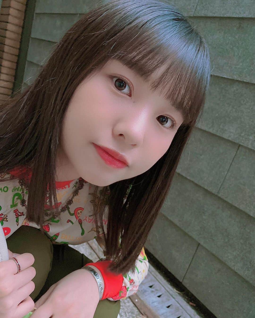 本郷柚巴のインスタグラム：「tops -1970's-マザーグースUSA #mecca_plus  袖と腰リブがインパクト赤が🥰 スカートにも可愛い🍎  カーディガンGreen(green)あるのでまた今度紹介しますね  pants olive polyester100% M #CHEERS 履き易い軽い涼しい女の子でも可愛く履けるよ🔫  CHEERS POLY STRECH TAPERED EASY PANTS -OLIVE- M」