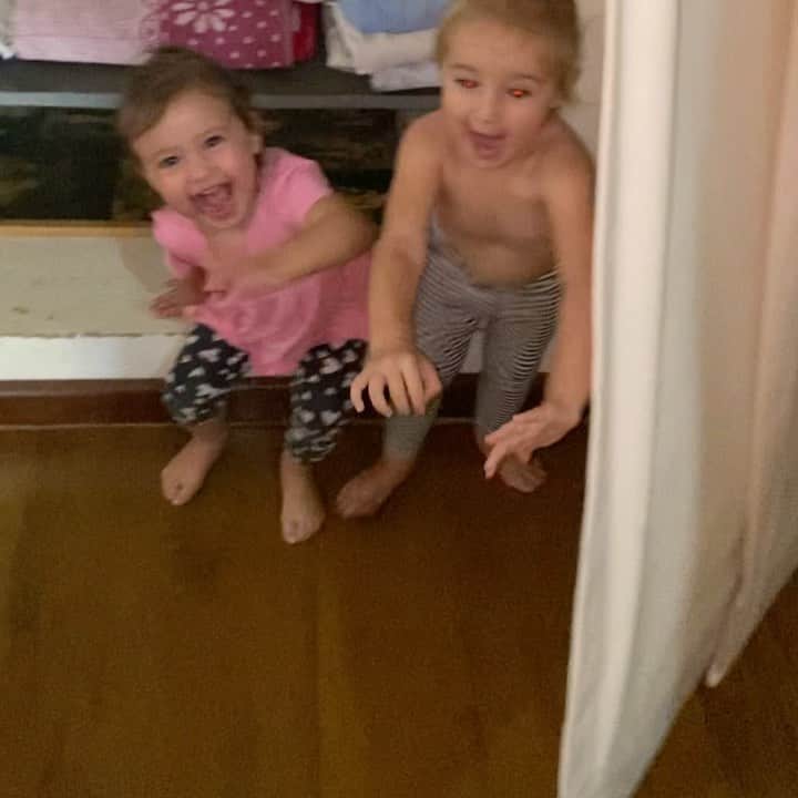 シェイラ・カストロのインスタグラム：「Um vídeo cheio de amor pra vcs com uma das brincadeiras preferida das minhas pequenas,  esconde-esconde!!! #albumdalizeninna #quarentena #muitoamor #19meses」