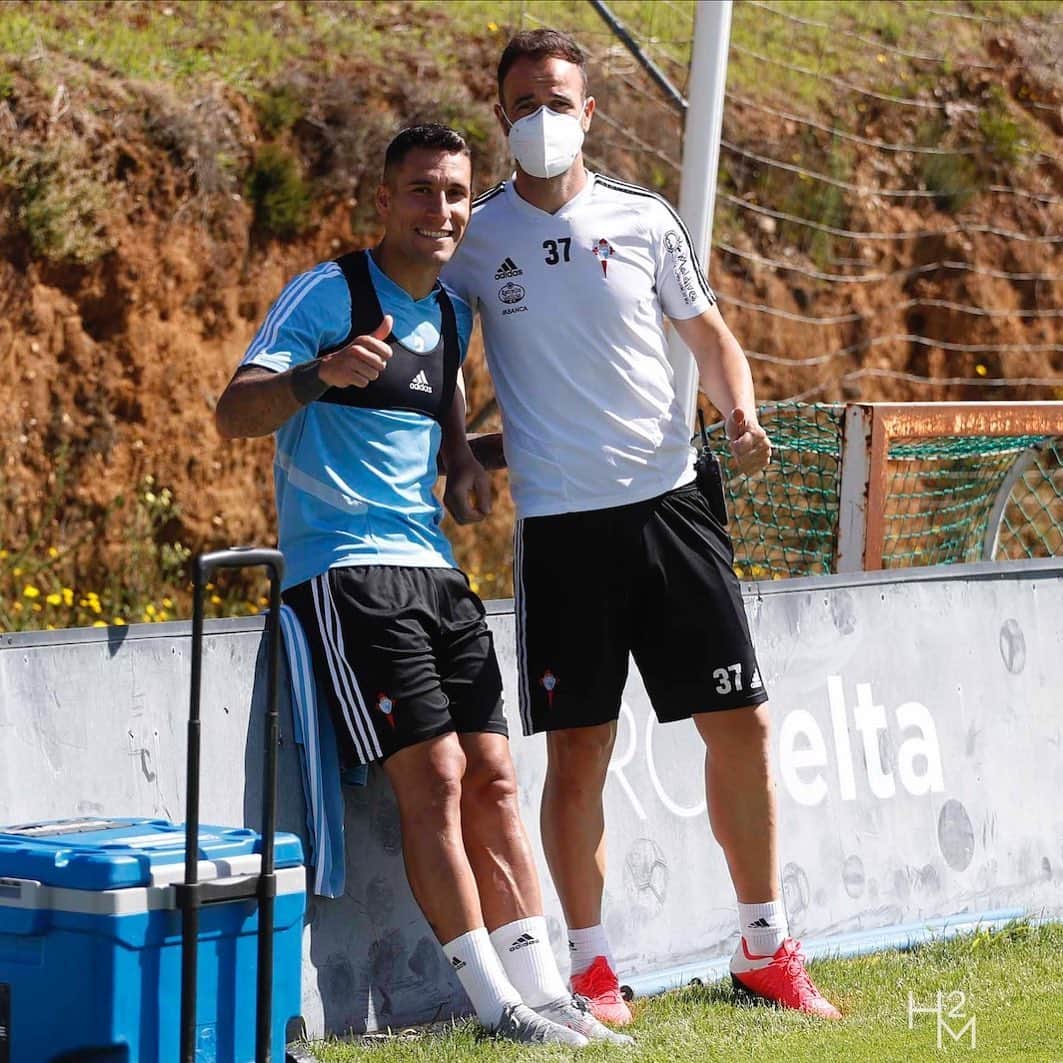 ウーゴ・マジョのインスタグラム：「⚽️Lo bonito del fútbol son las personas que encuentras durante el camino, juntos desde la época de cadetes hasta llegar al fútbol profesional. Muchos momentos de soledad en los que aparte de físioterapeuta has sido confidente y amigo. Listos para que vuelva a rodar otra vez el balón!! 💪🏽🛠🔋 . . #LaLiga #Celta #VolverEsGanar #H2M」