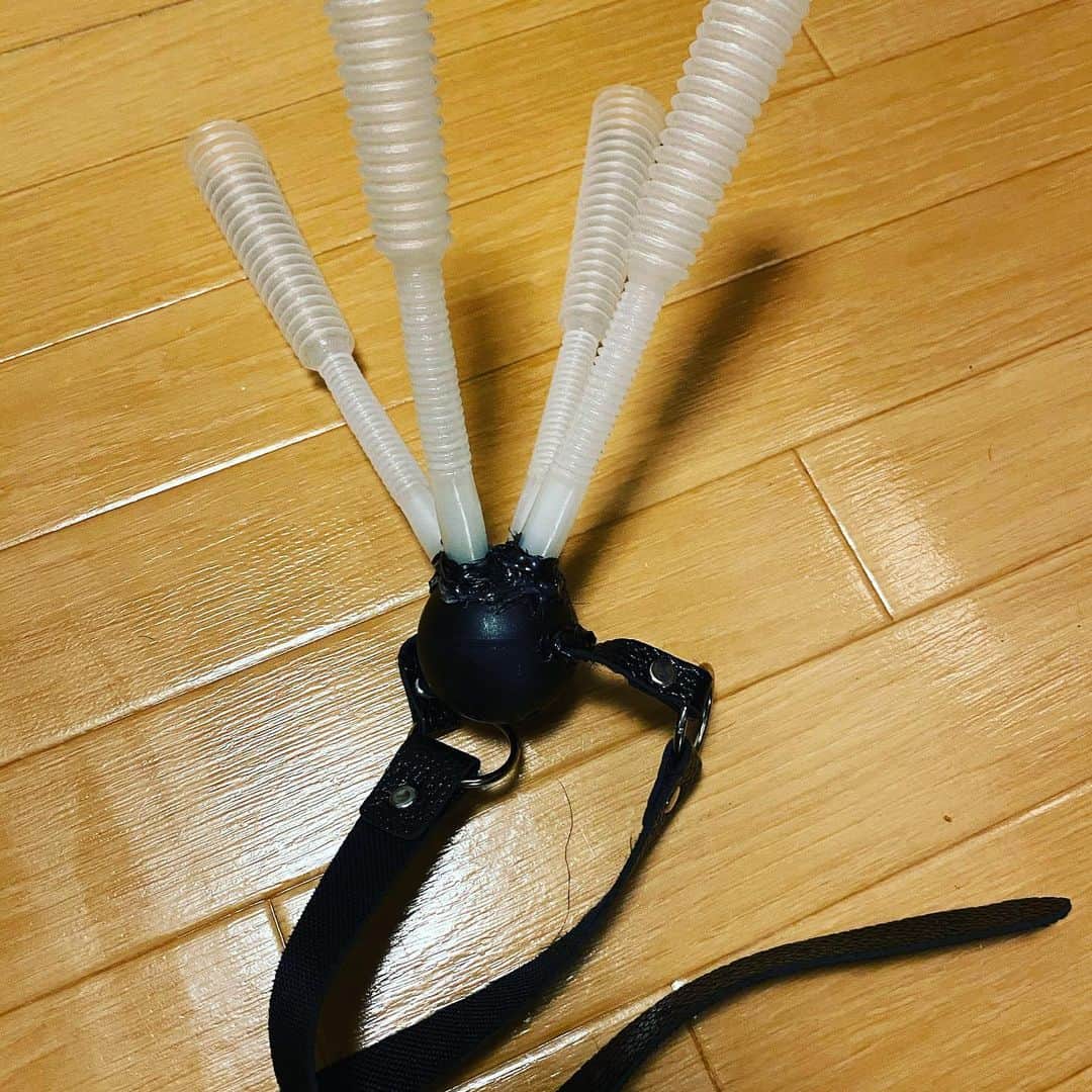 長田庄平のインスタグラム：「有吉の壁、kabeEatsで好評だったスーパーマウスホーン  材料の猿ぐつわを買いに行く時こんな所を週刊誌なんかに撮られたらどうなるんだろうとドキドキしながらアダルトショップに買いに行った甲斐がありました。 《スーパーマウスホーンの作り方》 材料/猿ぐつわ（ボールギャグ）×1 、うるさいニワトリのおもちゃ×4  うるさいニワトリのおもちゃから声帯（ホーン）を取り出し猿ぐつわの穴をドリルで広げて声帯が入るようにする、穴に声帯を差し込んでまわりをグルーガンで固めれば完成！  #スーパーマウスホーン #手作り #ボールギャグ #有吉の壁 #kabeEats #チョコレートプラネット」