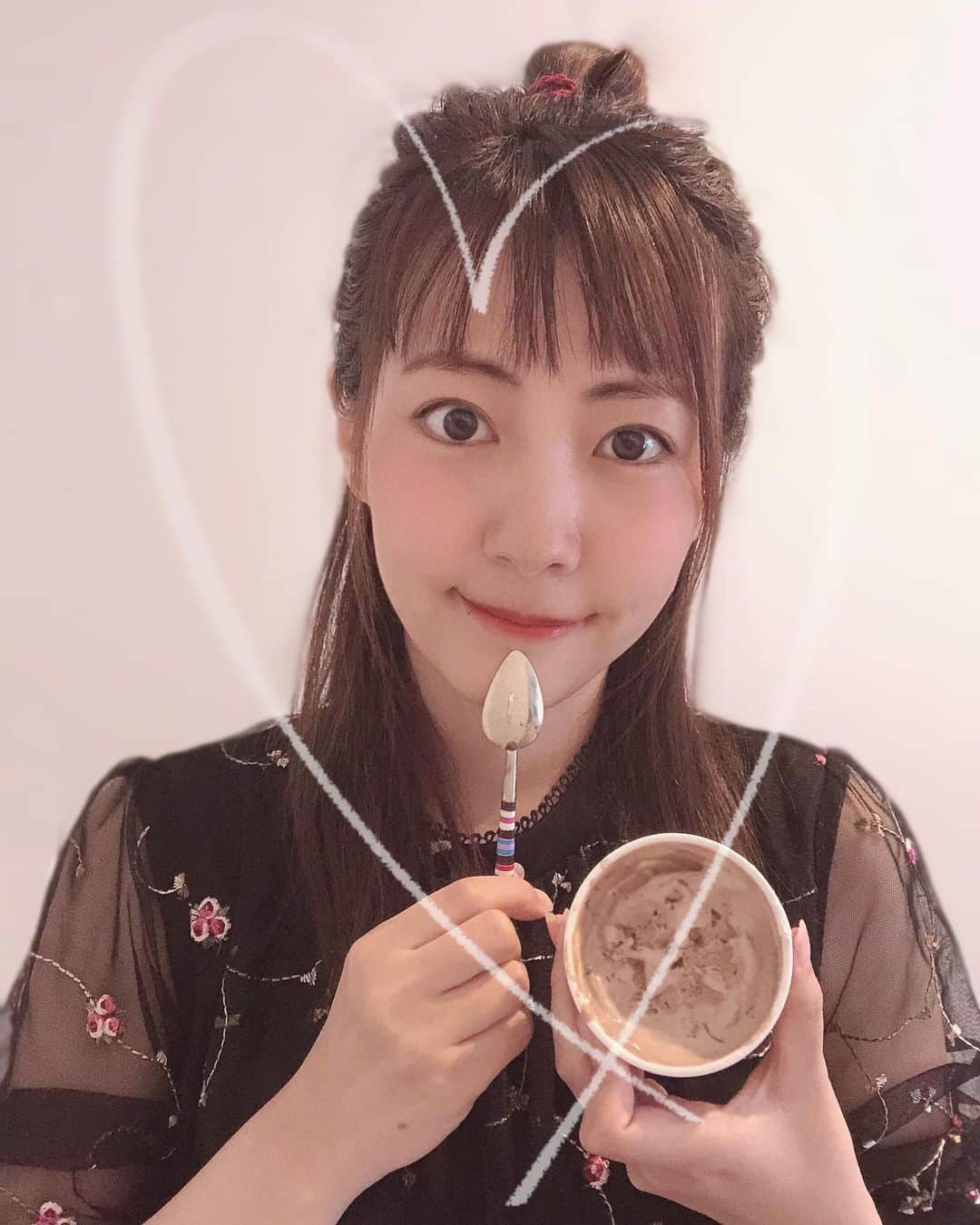 うえむらちかのインスタグラム：「おうちでアイスが美味しい季節になってきましたね🍨﻿ ﻿ 私は一番チョコが好きなので﻿ チョコアイスばっかり食べてます🍫💕﻿ ﻿ チョコでひといき﻿ リモートワークにもかかせないアイテムですよね✨﻿ ﻿ ﻿ 🍫プロ ジェクト ピンクバン﻿ 医療従事者の皆さまへのチョコレートの無償提供や、ゴディバ オンラインショップでの送料無料サービス、新しい無料メッセージカードのご 提供など、想いを届ける様々なプログラムを実施中﻿ ﻿ #おうちチョコ #おうち時間 #ピンクバン﻿ #ピンクバンプロジェクト #GODIVA﻿ #チョコレート #チョコ #チョコアイス」