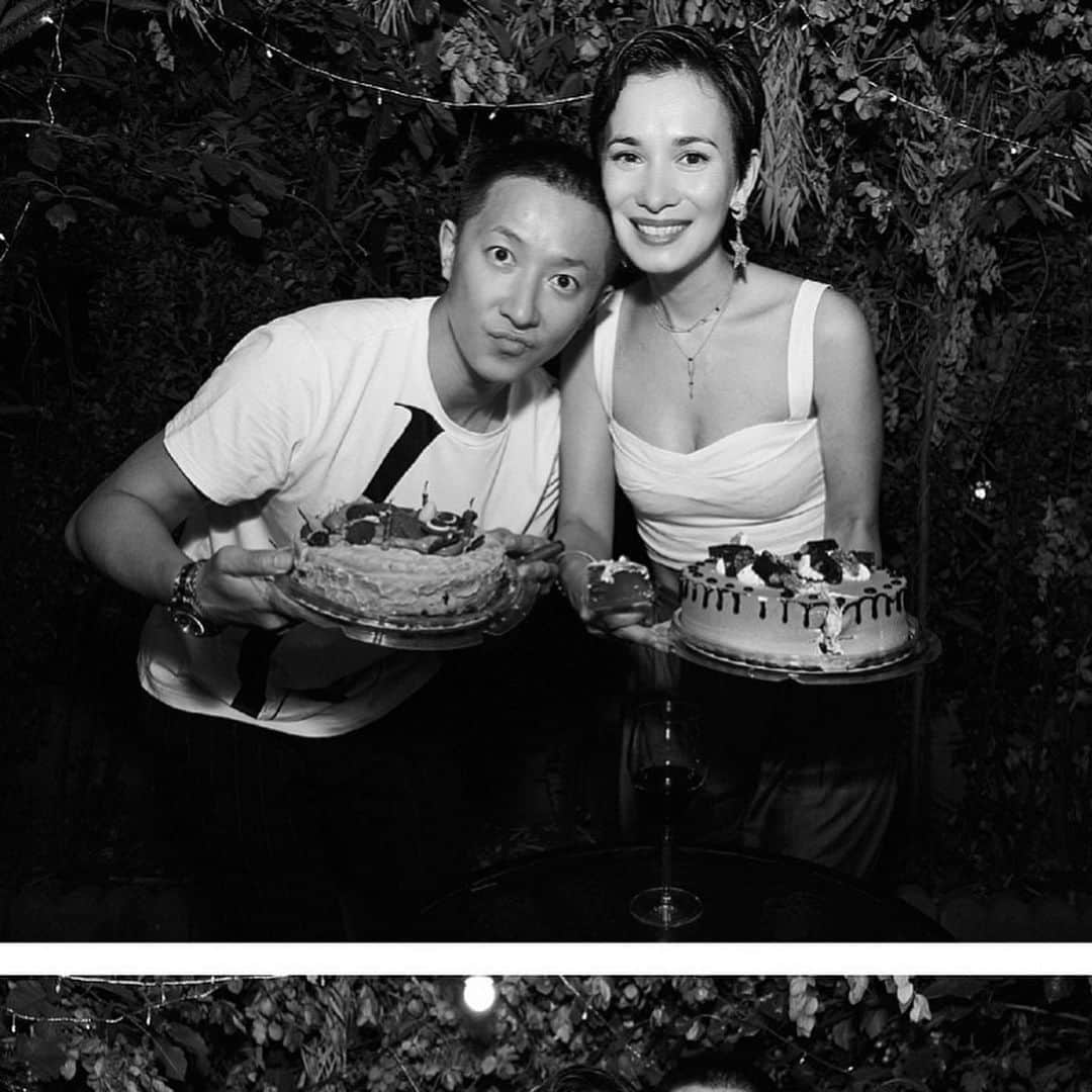 セリーナ・ジェイドのインスタグラム：「Another beautiful year. Thank you mom & dad for giving me this beautiful gift called life.  Thank you to my new friends and old friends for your beautiful birthday wishes and surprises!  Thank you to my amazing sister and Jen for waking me up this morning with a zoom party with my friends from all over the world! My life is so full because of all of you! So much love and so many happy tears! Thank you! 这一年发生了很多变化，解锁了新身份，挑战了新角色，尝试了新发型，在工作生活中遇见、结识了很多亦师亦友的新伙伴。但不变的是，我爱的人和爱我的人还在身边。谢谢这个难忘的生日，感恩有你们！」