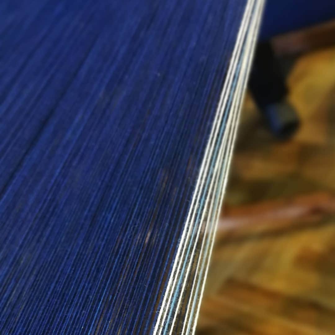 momotarojeansのインスタグラム：「hand weaving, Natural indigo warp × white-blue selvedge,」
