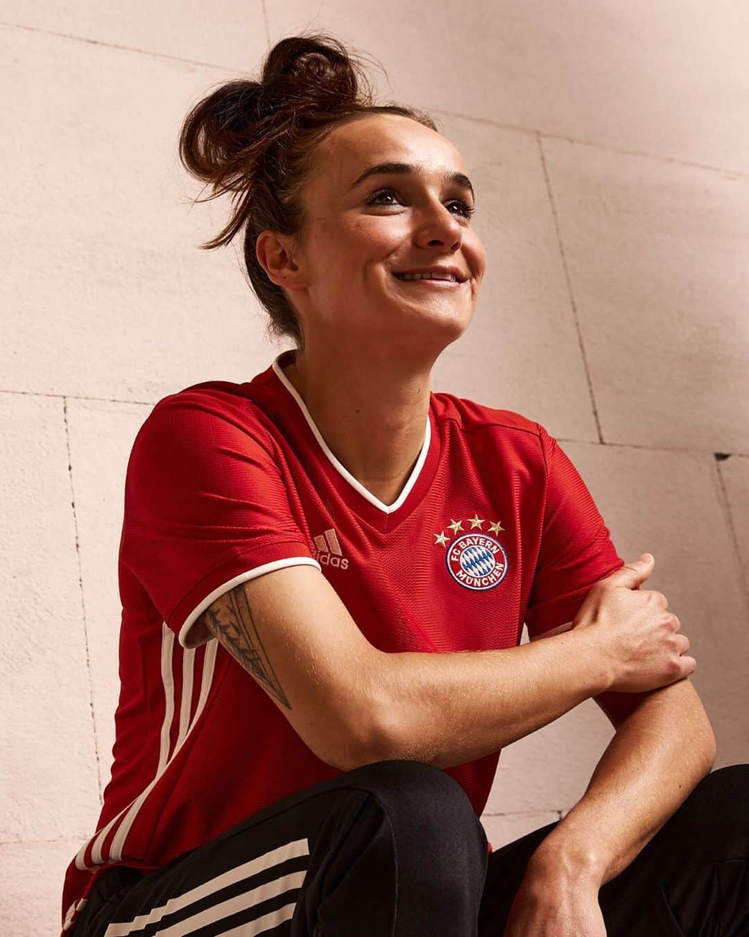 Lina Magullのインスタグラム：「New @fcbfrauen home kit! ❤️⚪️ red x white family xx @adidasfootball」