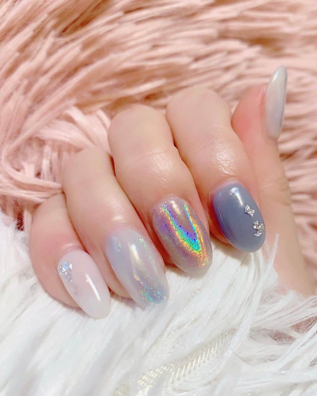 みはとさんのインスタグラム写真 - (みはとInstagram)「珍しくブルーにしました💅 ・ ・ ・ #夏っぽい #梅雨入りするみたいだけど #爪が可愛いとテンションあがる  #nail  #nails  #new  #blue  #white  #silver  #beauty  #ネイル  #可愛い  #キラキラ  #ミラーネイル  #美容 #手  #ネイルアート」6月10日 23時23分 - m2.13.0