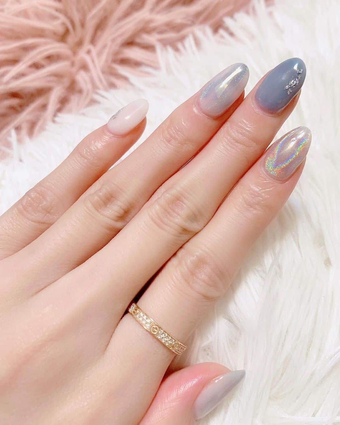 みはとのインスタグラム：「珍しくブルーにしました💅 ・ ・ ・ #夏っぽい #梅雨入りするみたいだけど #爪が可愛いとテンションあがる  #nail  #nails  #new  #blue  #white  #silver  #beauty  #ネイル  #可愛い  #キラキラ  #ミラーネイル  #美容 #手  #ネイルアート」