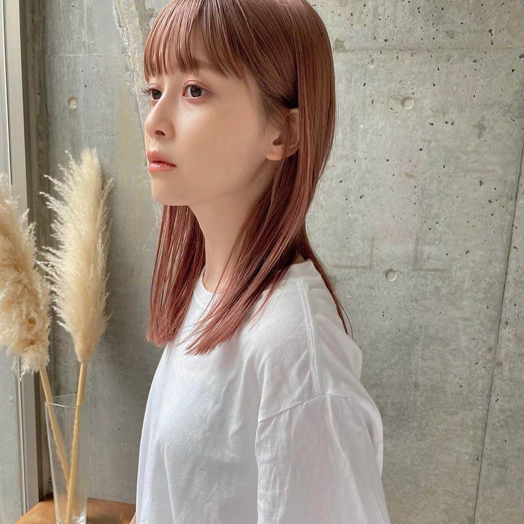 和田えりかさんのインスタグラム写真 - (和田えりかInstagram)「ヘアケアーについて沢山メッセージがくるのですが、﻿ ３回は前頭ブリーチしてます👩🏼🥣﻿ 他にも、残留取ったりするときに、すごーく優しくブリーチ剤を混ぜて色味をとったりすることもあるので「ブリーチ何回ですか？」という質問について、何回だよって正確にお伝えできなくてごめんなさい、、﻿ もちろんケアなど頑張ってますが、もちろん髪の毛は、切れたりしてますっ🌪(笑)﻿ 私がやっているケアを紹介しますね🕊﻿ まず、シャンプートリートメントは、ディープレイヤーを使ってますっ🍑﻿ ブリーチはやっぱりサロン専売品のが絶対的にオススメです！﻿ ディープレイヤーは、なんといっても香りが良いです♡﻿ 夜お風呂に入っても、、朝も香りが続いてます、、🌿♡﻿ あとは、ものすごく泡立ちが良いこと、、🛁﻿ ブリーチ毛だとシャンプーするときとかキシみ感があったりするのですが、ディープレイヤーはそれがなく気にせず洗えるところがすきですー！﻿ トライアルサイズもあるし、大きいボトルもありますっ🎳♡﻿ ﻿ ﻿ いいねしてくれた方と @deep_layerのアカウントをフォローすると抽選で5名さまにこのitemのプレゼント。﻿ 是非応募してみてください📨﻿ 当選者の方は、企業さまからご連絡がいくと思いますっー！﻿ ﻿ ﻿ #うぬぼれフレグランストリートメント #サロン専売品　#DeepLayer #ディープレイヤー #beautyexperinence_pr」6月10日 23時18分 - _wadaerika