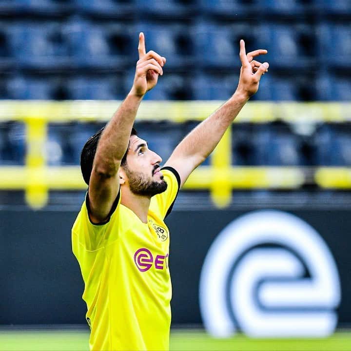 エムレ・カンのインスタグラム：「Edging closer to the weekend 💥 Ready to go again 🖤💛 #BVB」