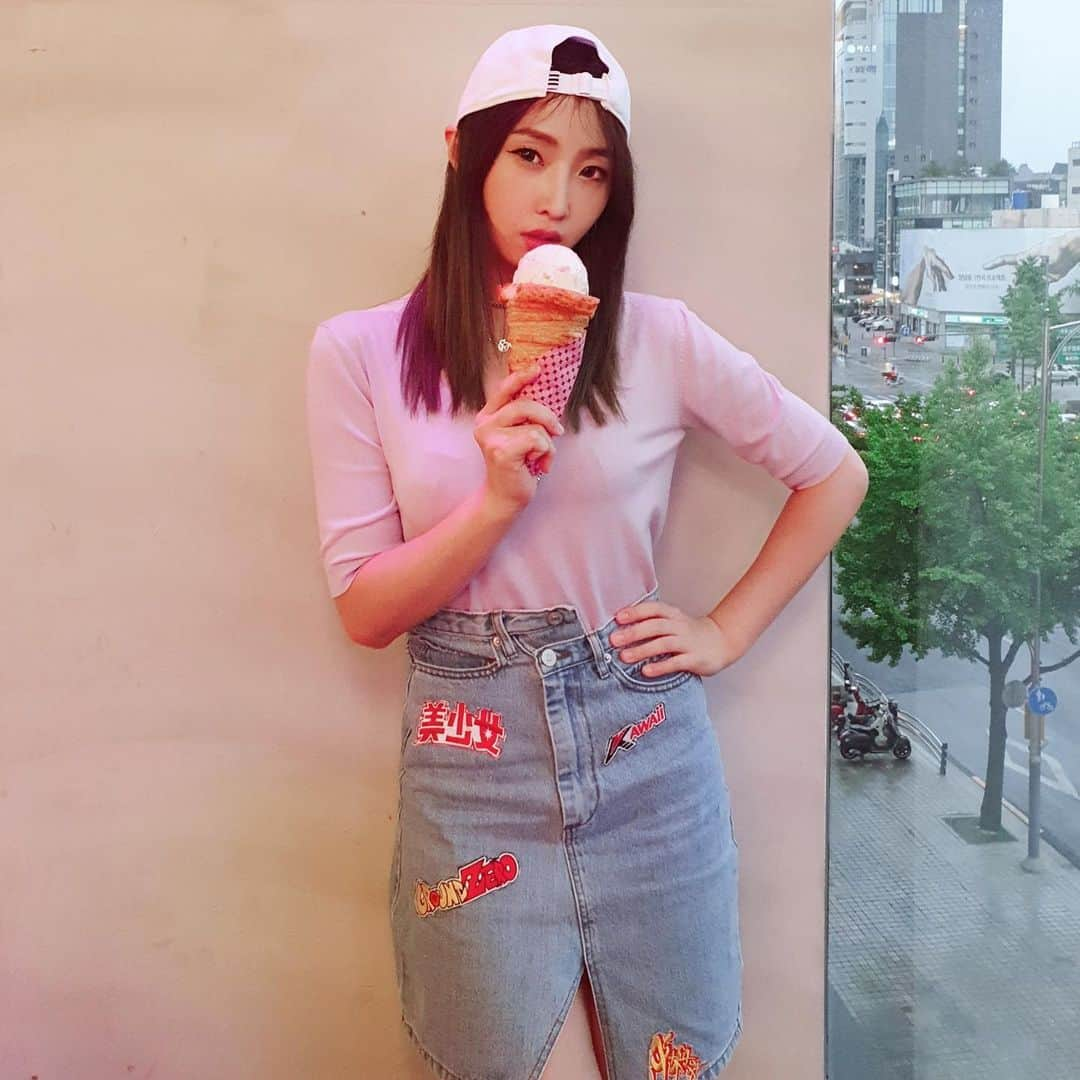 コン・ミンジさんのインスタグラム写真 - (コン・ミンジInstagram)「💜icecream time💜 #summerishere 진짜 여름이다..」6月10日 23時32分 - _minzy_mz