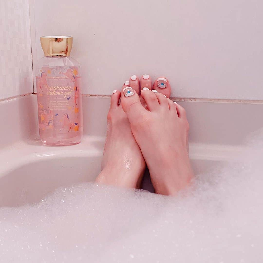 LINAさんのインスタグラム写真 - (LINAInstagram)「@ohanamahaalo バスシャワージェルで泡風呂🛀💕 ボディソープにもなるし泡風呂にも使えるみたい🌟これすごく泡が長持ちするから嬉しい🥰 #オハナマハロ  #泡風呂　#美容　#お風呂　#半身浴　#バスルーム　#今治謹製 #今治謹製アンバサダー2期募集」6月10日 23時35分 - rinatea0519