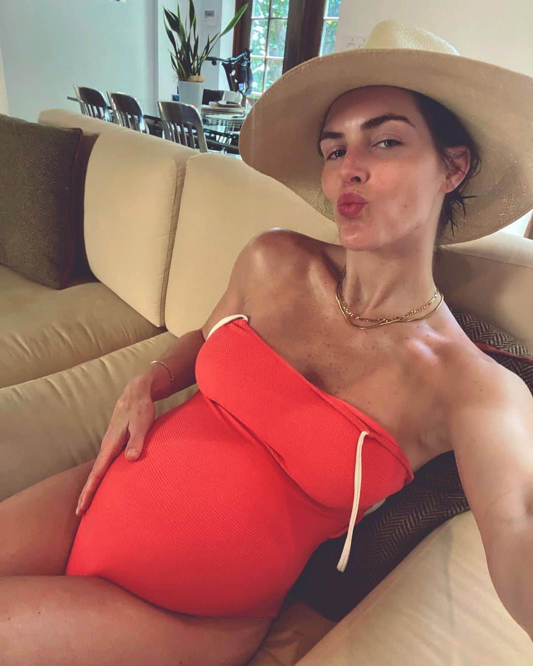 ヒラリー・ローダのインスタグラム：「being super pregnant in the summertime has its perks – it’s totally acceptable to lounge around the house in a bathing suit all day! 😎」