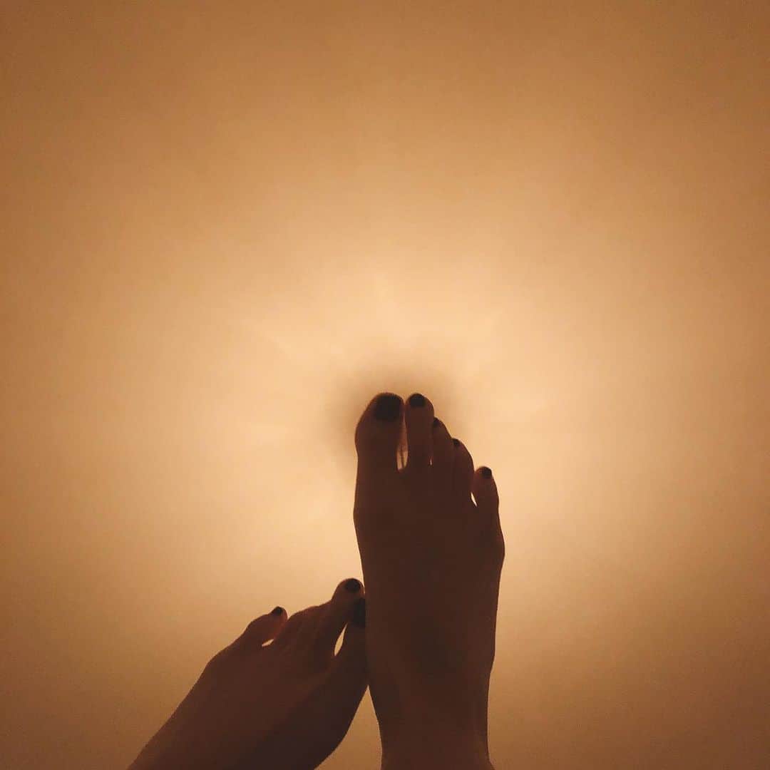 LOVEのインスタグラム：「足の指、見れば見るほど変なパーツ of the body.  一回、体の全部パーツ外して洗って組み立てなおすってやつ早く可能になりませんかね？(花粉時期の鼻、とか、背骨のゆがみとか)  とりあえず最近久々にランニング復活。思いの外走れるもんだなと。いつまで続くかねえ👣」