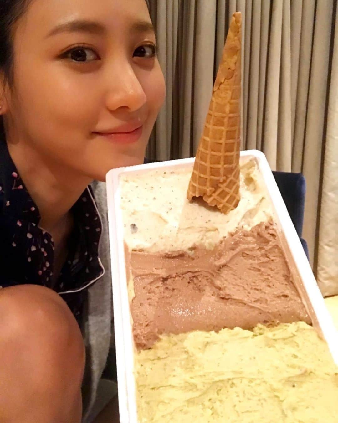 キム・スヒョンさんのインスタグラム写真 - (キム・スヒョンInstagram)「덥고 습한 오늘은,  gelato night 🦄」6月10日 23時44分 - claudiashkim