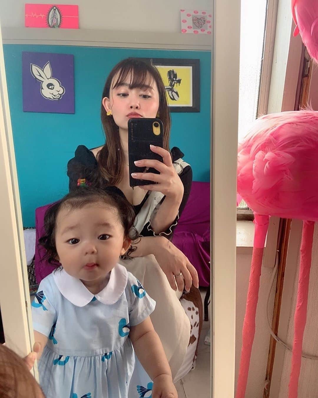 本田しおりのインスタグラム：「@mini.stagram  宅で琥珀人生初プールに入らせてもらった💜💜 ビックリして最初泣いたけど、途中から現実を受け止める事に必死な顔しながら水ぱしゃぱしゃしてはりましたw  楽しかったね💛💙 また遊びに行かせてもらおー💜  @natsukotogo  と息子君もありがとう💛  #人生初プール #10month」