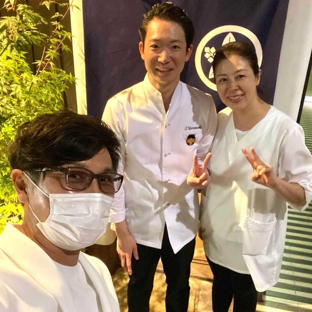 のインスタグラム：「悪友とゴルフからの、ミシュラン★山﨑でした。  鮑とキモ。  うなぎ。  餅米に枝豆。  焼いた甘鯛を碗に。  太刀魚を春巻きに！  イチジクに胡麻のソース。  稚鮎。  蕎麦は、焼き茄子と。  反則級、蟹のご飯に雲丹。  名物、そぼろに黄身。  しぐれ煮も。  ジャスミンの自家製アイスクリーム。  満足！ 悪いゴルフを忘れ……ることはできなかったが、最高の夜になりました！  大将と女将、ありがとうございました！ ●月、楽しみにしております！  #山﨑 #戸賀敬城 #トガッチ  #悪友  #ミシュラン  #ミシュラン一つ星  #ダブルヘッダー」
