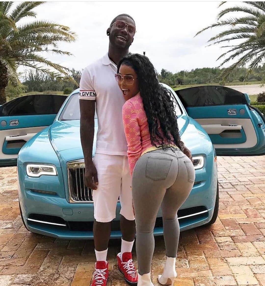 グッチ・メインのインスタグラム：「Tell them skinny girls to point me where da thick girls 🏹 at @keyshiakaoir 🥶 💙 🥶」