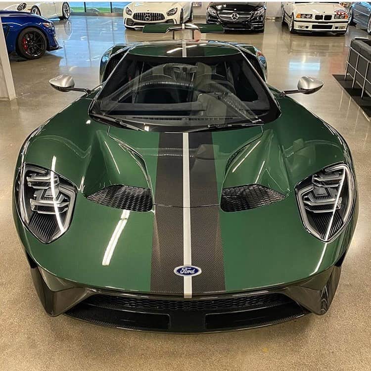 Amazing Carsさんのインスタグラム写真 - (Amazing CarsInstagram)「Highland Green Carbon Series😍😍 Photo via: @fordgtforum  Second page: @M85Media  Other page: @StancedAutohaus  #Ford #GT #FordGT #AmazingCars247」6月10日 23時58分 - amazingcars247