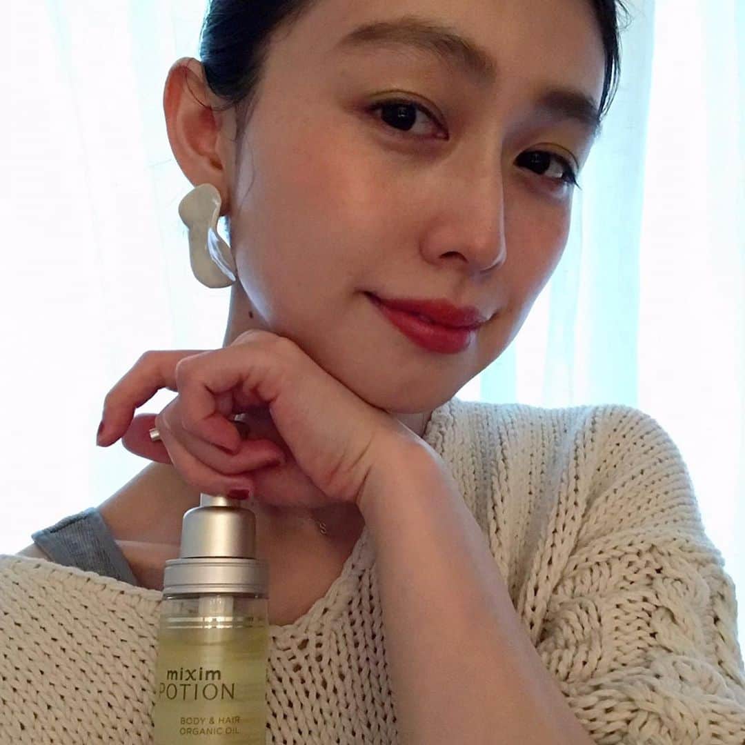 木野園子さんのインスタグラム写真 - (木野園子Instagram)「もう何年もヘアオイルを愛用してますが、最近はヘアだけだなくボディにも使えたりするものが気になっています💠 mixim POTION @miximpotionは1本で6役✨ 早速！試してみました🐰 私の髪はサロンでもいつも重めのトリートメントをお願いしていたり乾燥が気になるタイプ、自宅でもいつもオイルをしっかりつけているのですがmixim POTIONは1プッシュでしっかりつやつやになりました。そして、私は気になるかかとやひじなどのボディケアにも。そろそろ暑くなってきたけれど乾燥しているところにベタつかなくてサラッととても良い感じでした。 今、先着100名様リレーをやっているみたいなので私は親友の酒井景都ちゃん @katiiesakai  と中村沙織 @laymeesao に繋ぎます💘  皆様も是非試してみて下さい👼  応募方法 1. @mixim_potion 公式インスタフォロー 2.公式インスタから好きな画像をシェア&投稿 　or私のインスタの投稿をシェア →ストーリーは参加無効ですが、投稿後ストーリーにて拡散等して頂くのは大歓迎です。 3. 『＃オイルで美活』ハッシュタグを付けてシェア投稿 商品が当たった方はレポしてリレーに参加してください。 先着でミクシムポーション全身用美容オイルが当たります🎁 #オイルで美活 #ミクシムポーション #miximpotion #キャンペーン #美容オイル #補修オーガニック美容 #オーガニック #ヘアケア #艶髪 #トリートメント #シャンプー #オーガニックオイル」6月10日 23時58分 - kinosonoko