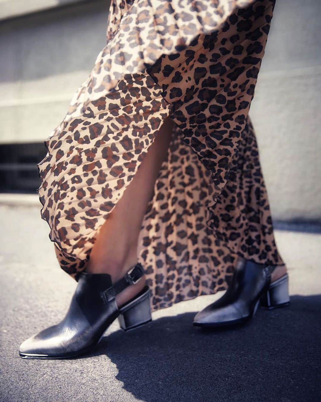 エンリーベグリンのインスタグラム：「Awesome shot of our #HenryBeguelin Mid-Heel Chanel Spazzolato Nero shoes. #HBSS20」