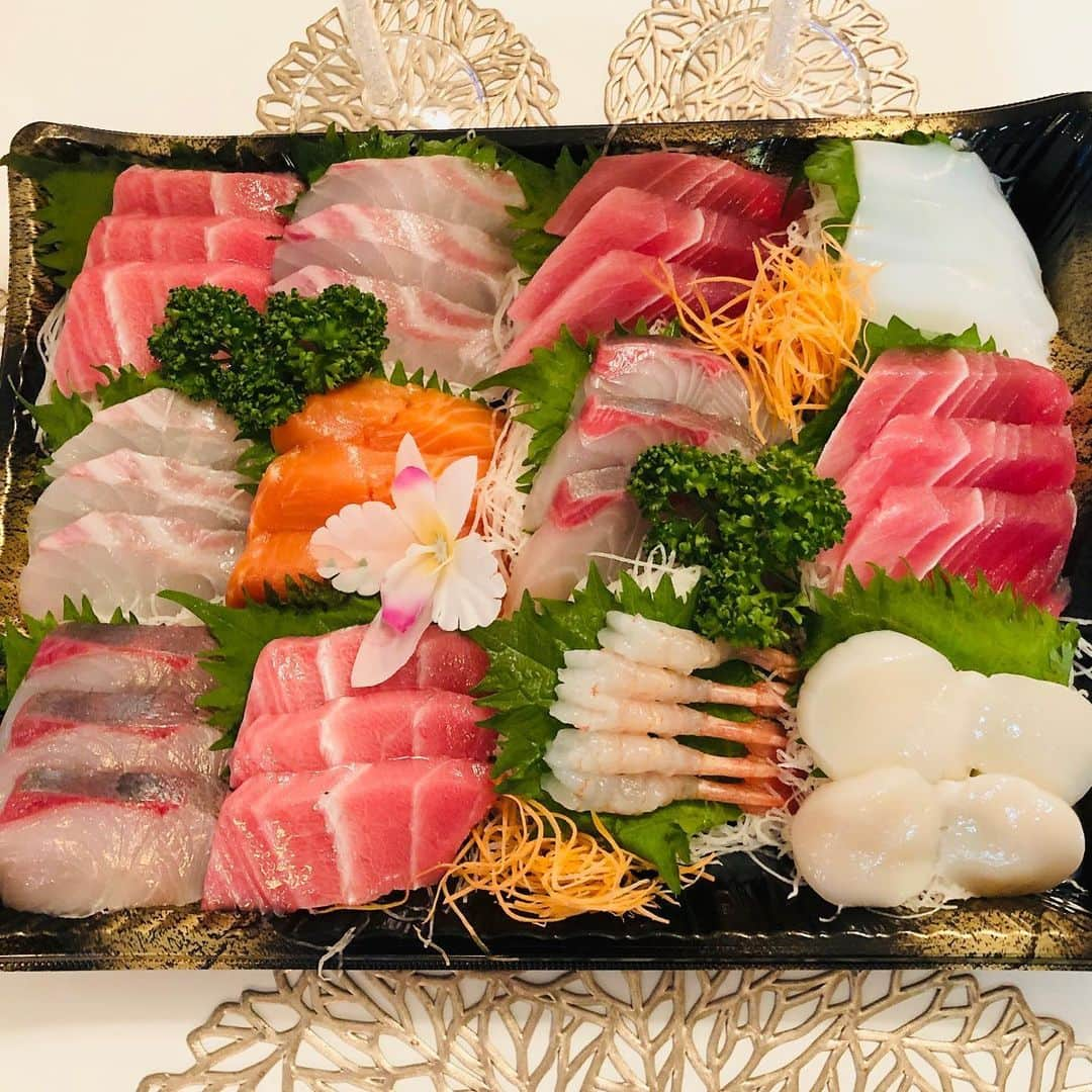 マイケル富岡さんのインスタグラム写真 - (マイケル富岡Instagram)「わーい♪本日はテークアウトsashimi♡トロ 鯛 かんぱち サーモン 帆立…大好きなものばかり♪あとは…シャンパンで 乾杯♡ #お刺身 #魚介類 #ラブ #マイケル富岡 #魚大好き #タレント #俳優 #恋愛マスター #love #tuna #fattytuna #fish #favorite #sashimi #delicious #actor #actorslife #shooting #sushi #champagne」6月11日 0時00分 - michaeltomioka