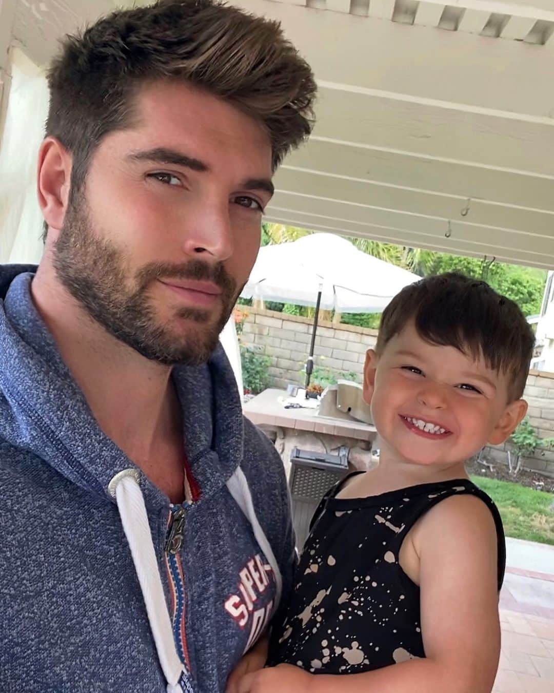 ニック・ベイトマンのインスタグラム：「Well at least one of us is a morning person 😁」