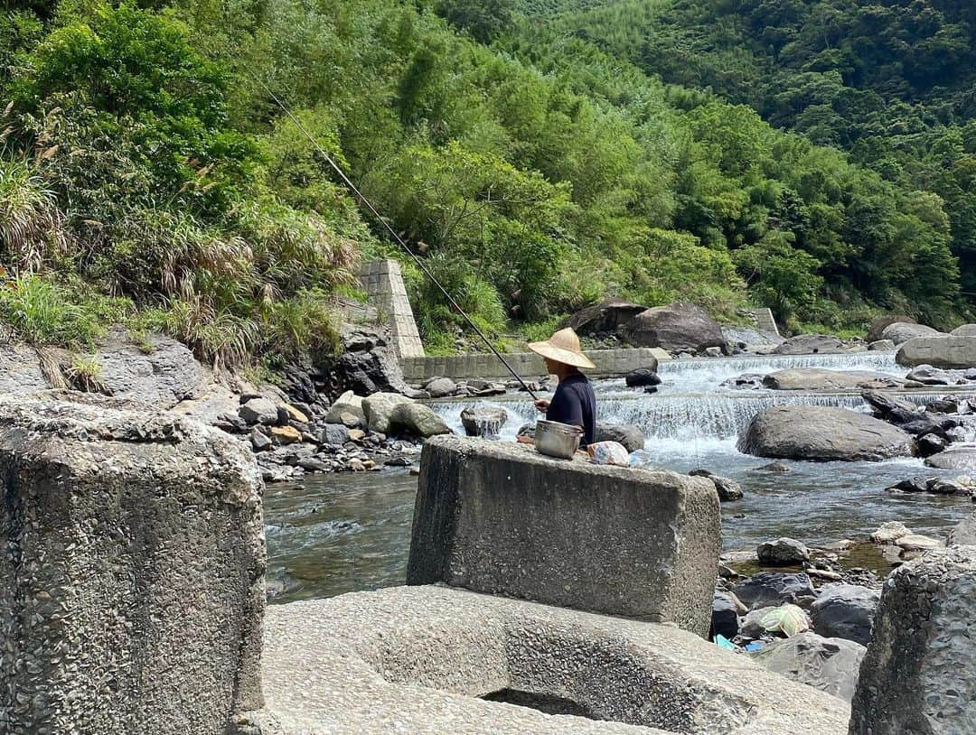 ヤニ・ツェンさんのインスタグラム写真 - (ヤニ・ツェンInstagram)「好山好水好朋友，初次露營就來真的，還好有好多露營達人的朋友，在露營的時間過的特別快，有美食有好酒，超級放鬆的ㄧ個小旅行！謝謝你們的安排！期待下一次～ ⛺️ #釣魚釣了老半天沒釣到半隻 #露營 #露營料理 #和對的人去哪都好玩」6月11日 0時05分 - yanitseng