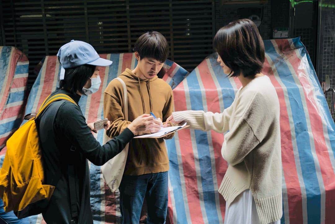 吳子霏（Ellen Wu）のインスタグラム：「﻿ 三月底時和阿丁碰面，聊了沒有拍片的時候，我們還能做些什麼事情，來當作演員的練習。﻿ 彼此聊到劇本創作，我的長片還在發展大綱，阿丁則已經寫好了幾個短片劇本。﻿ 於是選了其中一則短片，兩人在閒話家常之間，決定要一起參加微電影比賽。﻿ ﻿ 一切來得很突然，短時間內要拍一部短片真的好不容易，找了阿丁的好朋友，柏豪情義相挺出演，我的好朋友River當劇照師，公司經紀人momo當現場執行製片，攝影師趙哥幫我們剪接，還有我的小小師父演員😜。﻿ ﻿ 進入後期剪接，其實有很多細節都需要重新檢討，不論結果為何，在這過程的腦力激盪，賣力執行，這份精神早已出乎我意料的感動。﻿ 雖然沒有入圍，但跨出的那第一步，是促使這件事繼續運行的核心動力。﻿ 也讓我們知道，下一次能夠如何做得更好。﻿ ﻿ 謝謝阿丁、柏豪、趙哥、river，以及momo的參與和幫忙，感激不盡。﻿ 讓我們繼續努力，繼續熱血下去🤘🏻﻿ ﻿ @dingju.wang @hakugo_895 @dop.chao @river.ts @suk1124 @iammasterseafood﻿」