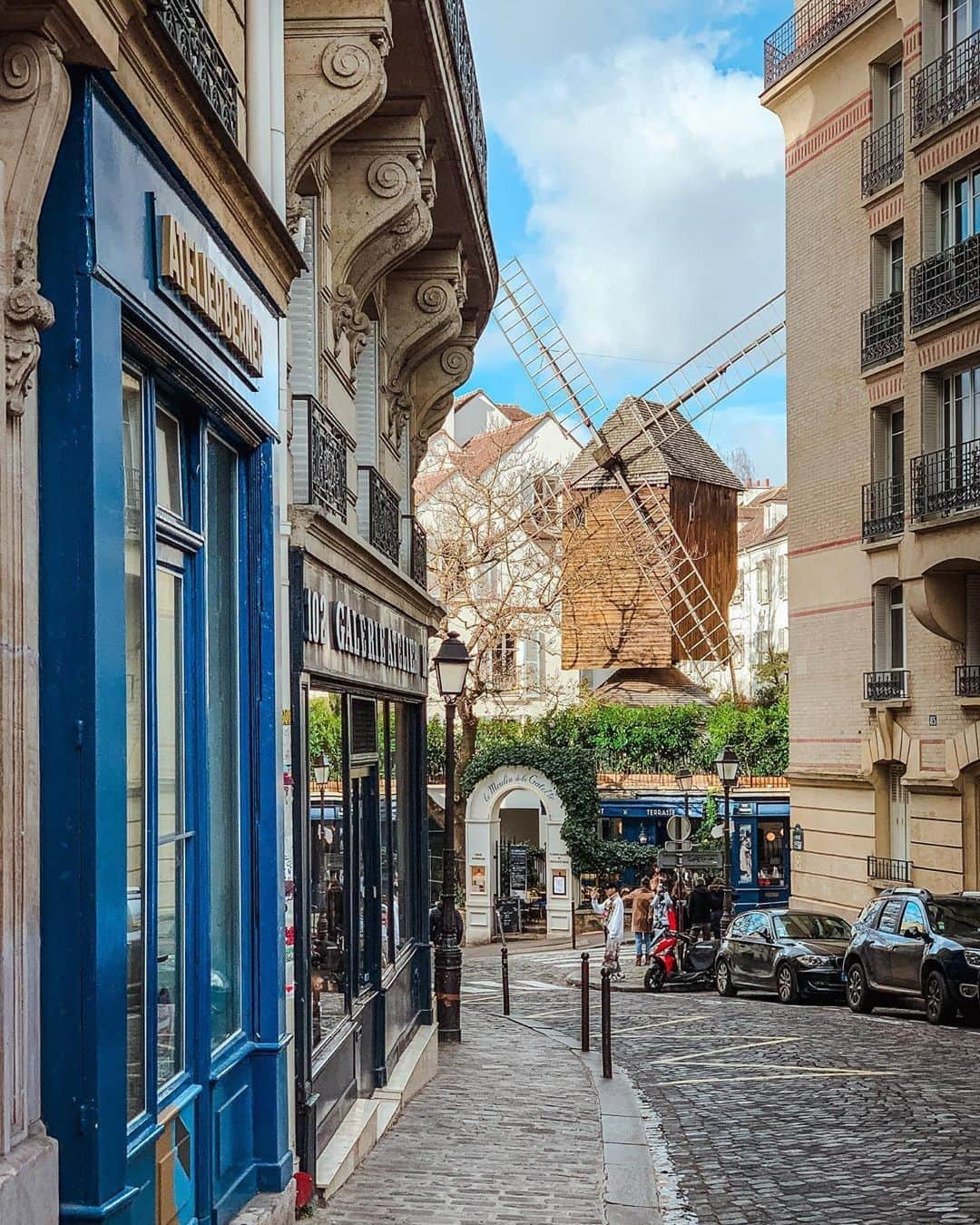 My Little Parisさんのインスタグラム写真 - (My Little ParisInstagram)「🔍 L’autre moulin de Montmartre. Pas celui des danseuses de cabaret. Celui qu'on connaît sans connaître. Celui aux mille vies secrètes. Fabrique de farine, guinguette, repaire de Renoir et Dalida, studio de télévision puis resto gastro… Aujourd’hui, il reste le seul moulin en état de marche de Paris. Moulin de la Galette : 1 - Moulin Rouge : 0 🇬🇧: The other mill of Montmartre. Not the one with the burlesque dancers. The one we know without really knowing it. The one that led a thousand secret lives. Flour factory, dance hall, favorite spot of Renoir and Dalida, TV studio and gourmet restaurant... Today, it's Paris' last functional mill. Moulin de la Galette : 1 - Moulin Rouge : 0 (📸 @lostinluxembourg)」6月11日 0時09分 - mylittleparis