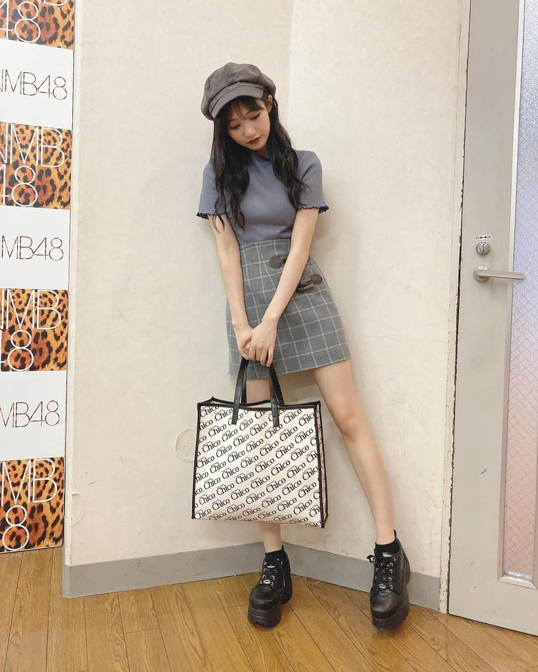 横野すみれさんのインスタグラム写真 - (横野すみれInstagram)「おやすみー😯💗﻿ ﻿ ﻿ ﻿ ﻿ ﻿ ﻿ ﻿ お洋服みたいって言ってくれる方多かったのでたまには全身写真😚 ﻿ ﻿ ﻿このキャスケットはずっと気に入って使っています🌼 ﻿トップスは大好きなGUのメロウトップス😚 ﻿ ﻿スカートは、グラビア撮影でよくお世話になるスタイリストさんからお誕生日に頂いたダズリンのスカートです💗 ﻿ ﻿ ﻿ 今日は雨だったので濡れても大丈夫そうな素材の ﻿チコのショッパーにしました💼😌 ﻿ ﻿ ﻿ ﻿ ﻿ ﻿ #横野すみれ #nmb48 #ootd #guコーデ #プチプラコーデ #雨の日コーデ #데일리룩 #dailylook #キャスケット #タグ付け見てね #nmb48theater #骨格ストレート #脚やせ」6月11日 0時10分 - yokono_sumire