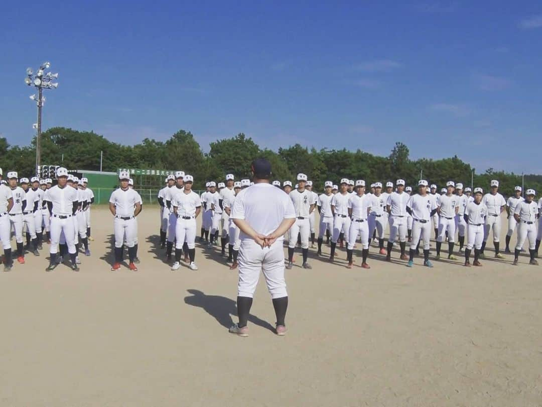 飯田嘉太さんのインスタグラム写真 - (飯田嘉太Instagram)「春のセンバツ出場校に対して 甲子園での交流試合決定🎉 ･ ･ 石川県からは星稜と日本航空石川に吉報が✨ ･ ･ 僕は日本航空石川の取材＆現地から中継をしました🎤 ･ ･ サプライズ発表の中、選手たちに語りながら思わず 涙ぐむ中村監督… そして、井口キャプテンは涙が止まりませんでした… ･ ･ 前に取材した竹下選手も驚き＆喜びの様子😁 ･ ･ 出場出来ない球児たちの想いはもちろんのこと インターハイなど夢舞台が失われた他競技の ❸年生たちの分の想いも背負って頑張って下さい💪 ･ ･ 憧れの地･甲子園に向けて怪我や体調には気を付けて 本番を迎えられることを願います😌  #石川テレビ #石川さん #livenewsit #取材 #中継 #高校野球 #夢舞台 #憧れの地 #甲子園 #交流試合 #星稜 #日本航空石川 #おめでとうございます #輪島市 #地元の盛り上がりにも注目したい #甲子園で取材したい #井口太陽 キャプテン #漢泣き #ツーショット #竹下樹 選手と #アナウンサー #飯田嘉太 #帽子投げ #謎の躍動感 #ガンバレ球児たち」6月11日 0時17分 - kabuto_iida