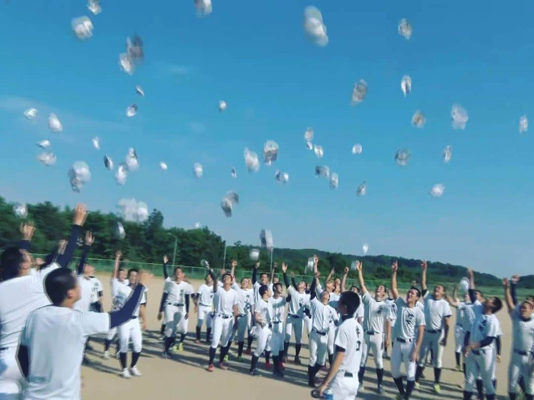 飯田嘉太さんのインスタグラム写真 - (飯田嘉太Instagram)「春のセンバツ出場校に対して 甲子園での交流試合決定🎉 ･ ･ 石川県からは星稜と日本航空石川に吉報が✨ ･ ･ 僕は日本航空石川の取材＆現地から中継をしました🎤 ･ ･ サプライズ発表の中、選手たちに語りながら思わず 涙ぐむ中村監督… そして、井口キャプテンは涙が止まりませんでした… ･ ･ 前に取材した竹下選手も驚き＆喜びの様子😁 ･ ･ 出場出来ない球児たちの想いはもちろんのこと インターハイなど夢舞台が失われた他競技の ❸年生たちの分の想いも背負って頑張って下さい💪 ･ ･ 憧れの地･甲子園に向けて怪我や体調には気を付けて 本番を迎えられることを願います😌  #石川テレビ #石川さん #livenewsit #取材 #中継 #高校野球 #夢舞台 #憧れの地 #甲子園 #交流試合 #星稜 #日本航空石川 #おめでとうございます #輪島市 #地元の盛り上がりにも注目したい #甲子園で取材したい #井口太陽 キャプテン #漢泣き #ツーショット #竹下樹 選手と #アナウンサー #飯田嘉太 #帽子投げ #謎の躍動感 #ガンバレ球児たち」6月11日 0時17分 - kabuto_iida