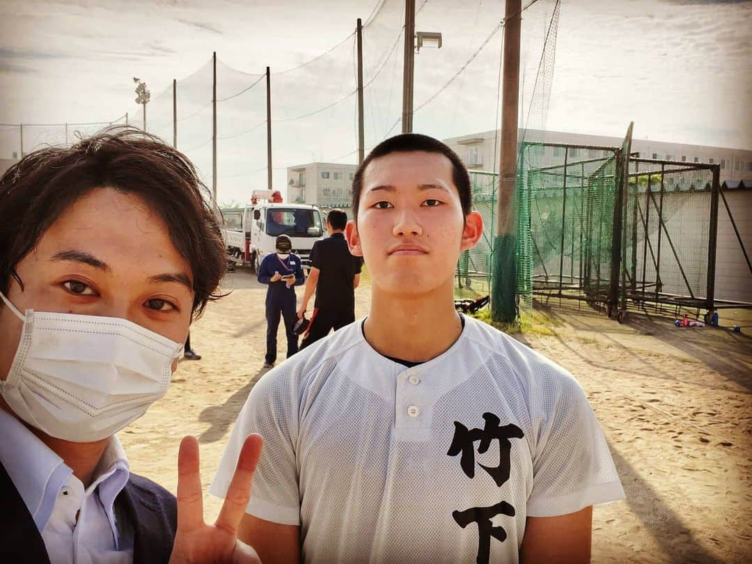 飯田嘉太さんのインスタグラム写真 - (飯田嘉太Instagram)「春のセンバツ出場校に対して 甲子園での交流試合決定🎉 ･ ･ 石川県からは星稜と日本航空石川に吉報が✨ ･ ･ 僕は日本航空石川の取材＆現地から中継をしました🎤 ･ ･ サプライズ発表の中、選手たちに語りながら思わず 涙ぐむ中村監督… そして、井口キャプテンは涙が止まりませんでした… ･ ･ 前に取材した竹下選手も驚き＆喜びの様子😁 ･ ･ 出場出来ない球児たちの想いはもちろんのこと インターハイなど夢舞台が失われた他競技の ❸年生たちの分の想いも背負って頑張って下さい💪 ･ ･ 憧れの地･甲子園に向けて怪我や体調には気を付けて 本番を迎えられることを願います😌  #石川テレビ #石川さん #livenewsit #取材 #中継 #高校野球 #夢舞台 #憧れの地 #甲子園 #交流試合 #星稜 #日本航空石川 #おめでとうございます #輪島市 #地元の盛り上がりにも注目したい #甲子園で取材したい #井口太陽 キャプテン #漢泣き #ツーショット #竹下樹 選手と #アナウンサー #飯田嘉太 #帽子投げ #謎の躍動感 #ガンバレ球児たち」6月11日 0時17分 - kabuto_iida