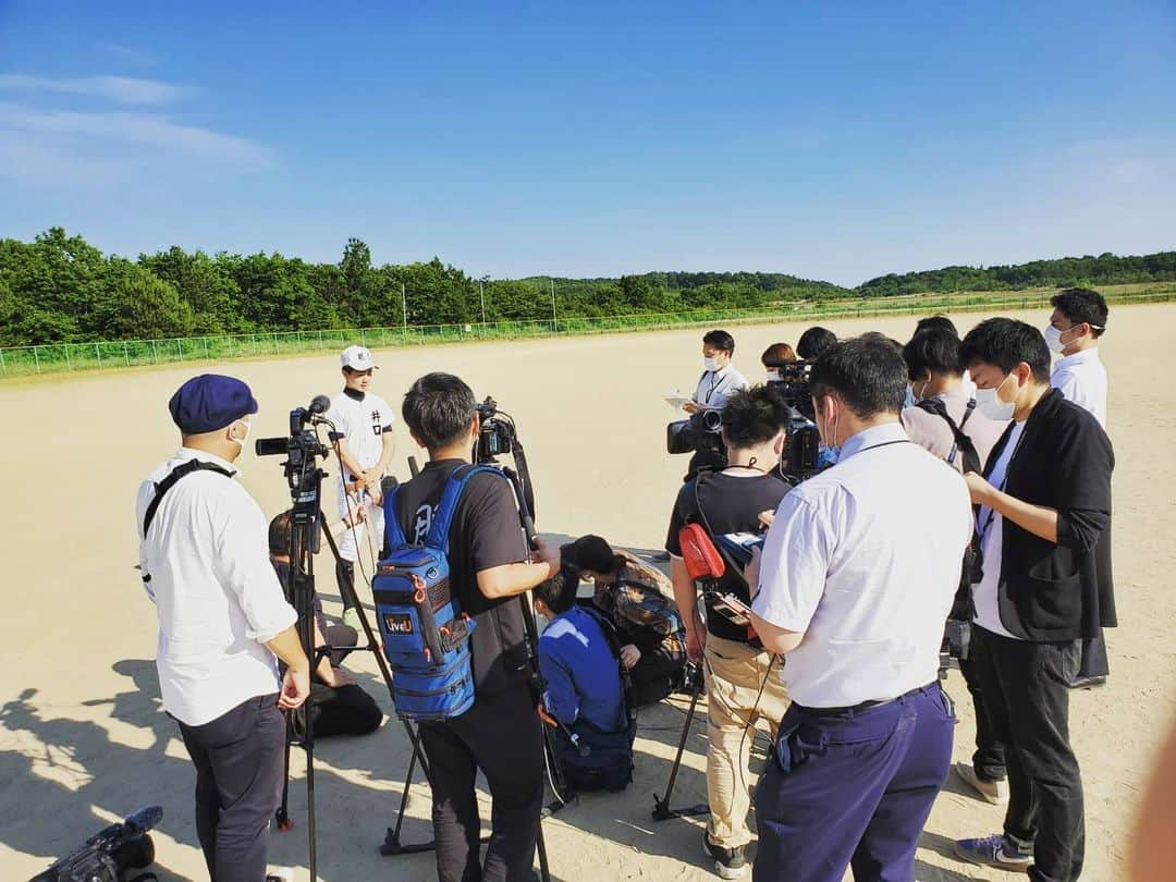 飯田嘉太さんのインスタグラム写真 - (飯田嘉太Instagram)「春のセンバツ出場校に対して 甲子園での交流試合決定🎉 ･ ･ 石川県からは星稜と日本航空石川に吉報が✨ ･ ･ 僕は日本航空石川の取材＆現地から中継をしました🎤 ･ ･ サプライズ発表の中、選手たちに語りながら思わず 涙ぐむ中村監督… そして、井口キャプテンは涙が止まりませんでした… ･ ･ 前に取材した竹下選手も驚き＆喜びの様子😁 ･ ･ 出場出来ない球児たちの想いはもちろんのこと インターハイなど夢舞台が失われた他競技の ❸年生たちの分の想いも背負って頑張って下さい💪 ･ ･ 憧れの地･甲子園に向けて怪我や体調には気を付けて 本番を迎えられることを願います😌  #石川テレビ #石川さん #livenewsit #取材 #中継 #高校野球 #夢舞台 #憧れの地 #甲子園 #交流試合 #星稜 #日本航空石川 #おめでとうございます #輪島市 #地元の盛り上がりにも注目したい #甲子園で取材したい #井口太陽 キャプテン #漢泣き #ツーショット #竹下樹 選手と #アナウンサー #飯田嘉太 #帽子投げ #謎の躍動感 #ガンバレ球児たち」6月11日 0時17分 - kabuto_iida