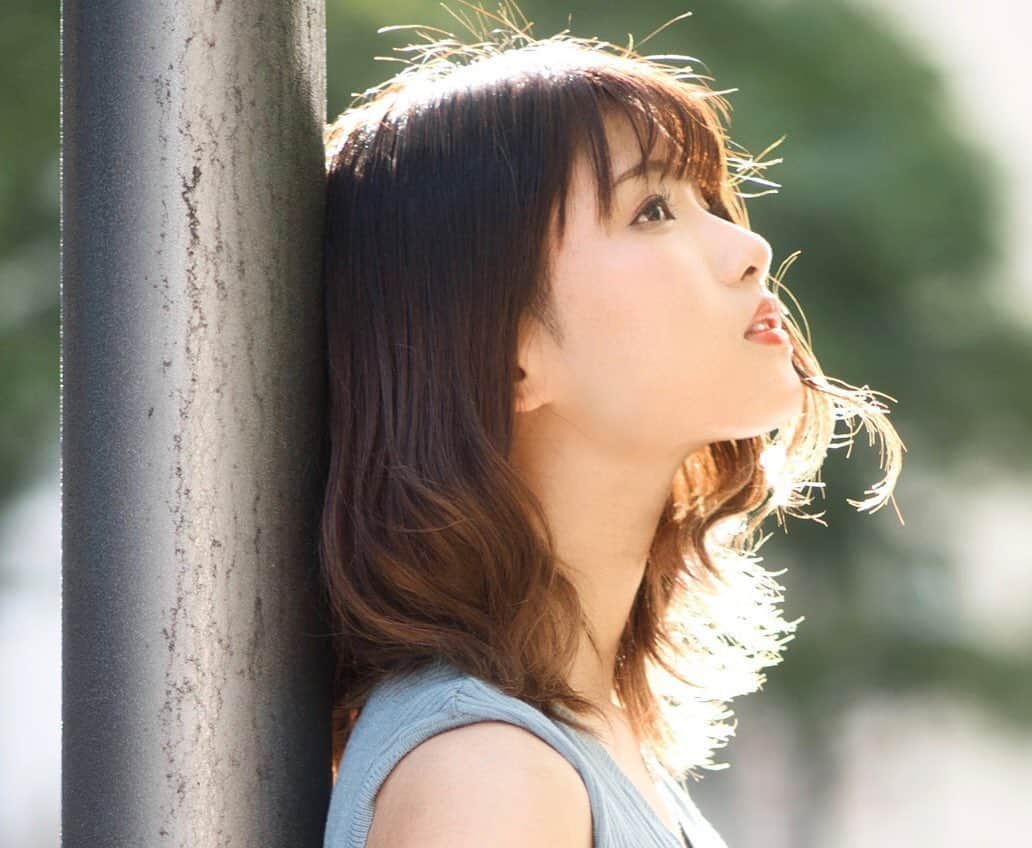 山本ゆうかのインスタグラム：「芸能人のスクープに対してどう思いますか？﻿ と今日聞かれたのですが﻿ ﻿ ﻿ 私が被害を被った、とか﻿ ﻿ ﻿ その芸能人が私の知り合い、とかなら﻿ ﻿ ﻿ 興味もあるし、それについて意見し﻿ 時には批判もするかもしれませんが . 私はその芸能人とはなんら接点もない他人なので…﻿ 興味が持てない。﻿ . というか、私はそれに対して意見する立場の人間では無いなと思っちゃうタイプです… ﻿ ﻿ 私が知ってる人についての愚痴なら﻿ 私も自分の考えをズバズバ言うのですが﻿ ﻿ 私の全然知らない人の愚痴を言われても﻿ ﻿ ﻿ 「私はその人の事知らんからなぁ……」 ﻿としか言えないので、場が冷めてしまう事が多いです…﻿ ﻿ ﻿ 人に興味を持つことや、共感性って大事だけど 興味持ちすぎて赤の他人を叩いたりしちゃダメだぞ〜(誰) ﻿ ﻿ ﻿ #portrait #ポートレート #ポートレートモデル #美少女図鑑  #関西サロモ #撮影モデル #ビジョビ #被写体 #ポトレ女子 #フリーモデル #lovers_nippon  #何気ない瞬間を残したい  #インフルエンサー #儚くて何処か愛おしい様な  #ポートレートしま専科  #ガールズフォト#portraitphotography #photoshoot  #関西写真部share #東京カメラ部 #셀피 #데일리메이크업 #옷스타그램 #오오티디 #데일리룩 #日本的 #96년생 #GUコーデ」