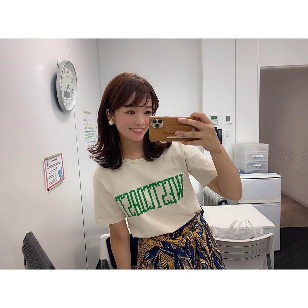 川村茉由さんのインスタグラム写真 - (川村茉由Instagram)「夏🌻な配色👗 派手めなロゴT、派手なスカート なので、髪はシンプルに外ハネに。 イヤリングのパールはちょっとレトロ感、 ポップさがでるケシパール✨ #ootd #fashion #ropemademoiselle #adametrope #ファッション」6月11日 0時19分 - mayupi_k