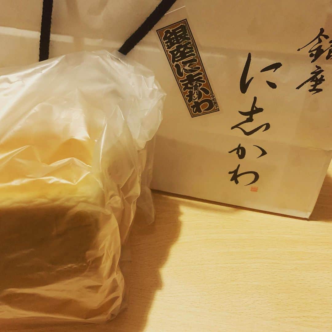 祐澄しゅんのインスタグラム：「皆さんいかがお過ごしですか？ 暑くなってきましたね！スタジオも再開し(私は遅れて参加ですが…)マスクしてのレッスンはこちらもですが、受ける側も相当大変です！でも、元気にクラスに来てもらえるのは嬉しい😆夏までに基礎を頑張って行きます！  そして、私がパンを食べる習慣がなく買わないので、いつも頂いた時にしか食べられない！笑笑　そして頂くのはいつも美味しいパンばかり！ありがたや🙏✨ 今回は『銀座に志かわ』の食パン一本🍞頂きました！嬉しい〜😋 めっちゃ美味しそう〜 いつもいつも美味しいモノを下さる😭💕感謝！！！ 明日ゆっくり頂きます😊✨残りは即冷凍します！ #銀座に志かわ #一本 #楽しみすぎる #暑さに負けず #クラスも #頑張りましょう‼️ #そしていよいよ #初の #オンライン授業 #どうなることやら🤔 #頑張ります #祐澄しゅん」