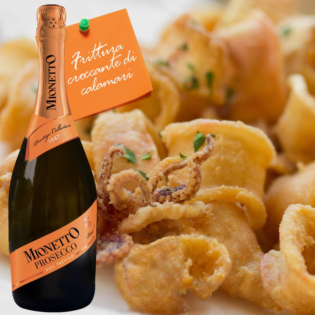 Mionetto Proseccoのインスタグラム：「Frittura croccante di calamari 🍴🥣🥂 INGREDIENTI (per 2 persone)  4 calamari puliti 200 gr di farina 00 olio d’oliva sale q.b. PROCEDIMENTO Pulite i calamari, tagliateli ad anelli e asciugateli accuratamente con della carta da cucina. Girateli nella farina, pochi alla volta, scuotendo quella in eccesso. Tuffate gli anelli di calamari nella pentola con l’olio caldo, cercando di mantenere la temperatura costante di 170-180°. Scolateli appena la panatura inizia a dorarsi e adagiateli sulla carta per fritto. Serviteli caldissimi, in un simpatico cono di carta paglia, con un’aggiunta di sale in fiocchi.  #mionettoprosecco #mionettoinsieme  Bevi Mionetto responsabilmente」
