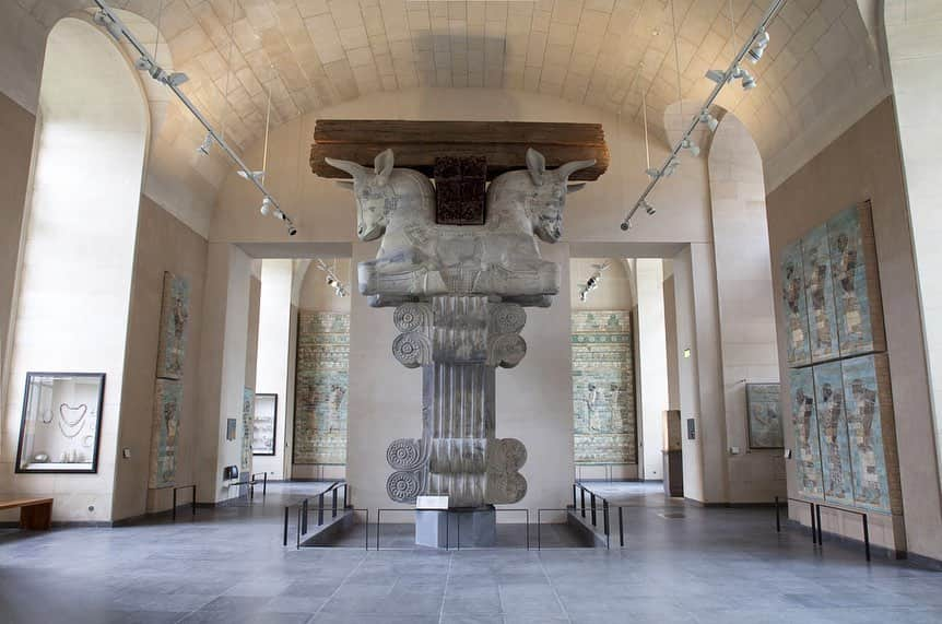 ルーブル美術館さんのインスタグラム写真 - (ルーブル美術館Instagram)「. 🇫🇷 Mercredi, c’est #HistoireDuLouvre ! Aujourd’hui, focus sur le Palais de Darius Ier. ⤵️ - 👀 Au cœur du département des Antiquités Orientales se trouvent les impressionnants vestiges du palais du Roi perse Darius Ier érigé à Suse, en Iran actuel. Cette salle présente le décor de briques à glaçure polychrome du palais datant de la fin du 6e siècle au début du 5e siècle avant J.-C. - 🐃 L'immense chapiteau aux protomés de taureaux provient de la salle d'audiences du palais, l'Apadana, constituée de 36 colonnes de 21 mètres de haut ! Il a été reconstitué à partir de fragments appartenant à plusieurs colonnes retrouvées par l’archéologue français Marcel Dieulafoy lors de sa campagne de fouilles en 1884-1886. - 👫Si le site a été mis au jour par l’explorateur britannique William Kenneth Loftus au milieu du XIXè siècle, c’est en grande partie au couple d’archéologues Jane et Marcel Dieulafoy que le musée doit cette fameuse salle à partir de 1888. Elle a d’ailleurs porté le nom de salle Dieulafoy pendant des années ! - 👈 Glissez vers la gauche pour découvrir la salle telle qu’elle était présentée en 1964 ! - - - - 🌎 Wednesday, it’s #LouvreHistory! Today, let’s focus on the Palace of Darius I. ⤵️ - 🔎 In the heart of the Near Eastern Antiquities Department stand the impressive remains of the palace of Persian King Darius I in Susa, modern Iran. This room contains for the most part panels of polychrome glazed brick from the palace built during the late 6th and early 5th centuries BC. - 🐃 The enormous capital with bull protomes comes from the audience hall, named the Apadana, consisting of 36 columns of 21 meters high each! It was reconstructed from fragments of several columns, discovered by the French archaeologist Marcel Dieulafoy during his excavations of 1884-86. - 👫 The site was uncovered by the British explorer William Kenneth Loftus in the middle of the 19th century, but the museum owes this famous room to the archaeologists Jane and Marcel Dieulafoy, since 1888. It was actually named the Dieulafoy room for many years! - 👈 Swipe left to discover the room as it was presented in 1964. - 📸 © Musée du Louvre / Angèle Dequier / Histoire du Louvre . #Louvre」6月11日 0時42分 - museelouvre