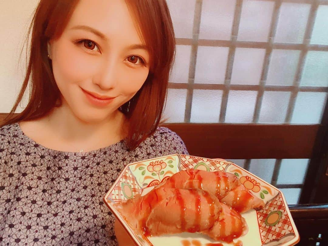 小林未来さんのインスタグラム写真 - (小林未来Instagram)「巣鴨の和-NAGOMI-さんで、奇跡の牛カツと焼かない肉寿司をいただきました🥩 極上のローストビーフ牛カツを、お好みで七輪で炙りながらいただくスタイル。そのままレアな状態でも食べられますが、焼き目をつけて、生卵と合わせてすき焼き風にするのも最高♡ 味付けも、塩、わさび、醤油、にんにく味噌、人参ゆず胡椒など沢山選べて飽きません。 お味噌汁には大きな椎茸がまるっと入っていて驚きました！ 焼かない肉寿司もめちゃめちゃやわらかくて感激！何貫でも食べられちゃいそうでした。 赤身好きにはたまらない、住宅地にある穴場の名店！！ごちそうさまでした♡  #和-NAGOMI-牛カツ #焼かない肉寿司 #巣鴨 #千石 #牛カツ #pr #コラボベース」6月11日 0時38分 - mirai.kobayashi