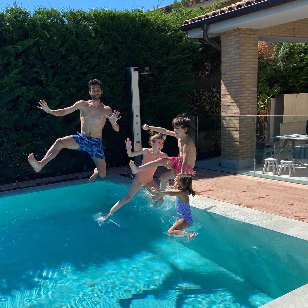 アルバロ・アルベロアのインスタグラム：「¡¡Al agua patos!! 🦆🤣🌊 • Mulder siempre atento 👀😂」