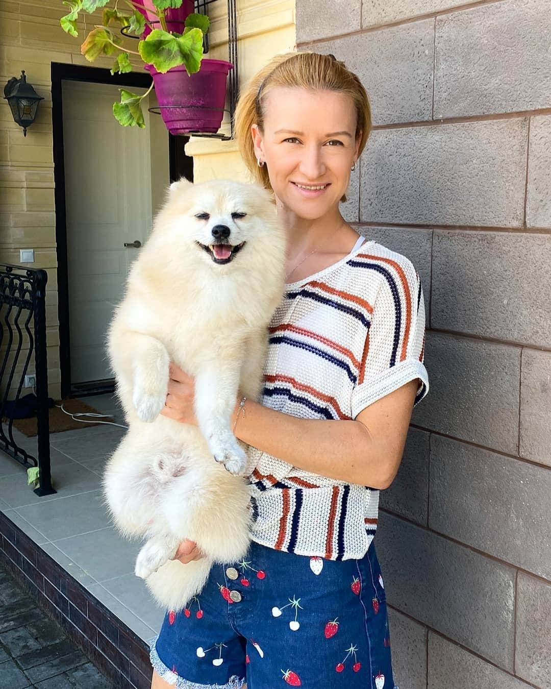 タチアナ・ボロソジャルさんのインスタグラム写真 - (タチアナ・ボロソジャルInstagram)「Как все тосковали по салонам  красоты во время карантина! И Декстер не исключение😂😂 ⠀ В такую жару ходить «в шубке» особенно не просто. Поэтому мы не стали дожидаться снятия самоизоляции и позвали домой Анну @doglife.ivanova Тем более, мы понимали, что Дексику дома, на своей территории, будет гораздо комфортнее. Оказалось, что грумеры часто ездят на дом, и это очень удобно: ехать никуда не надо, лишний часик свободного времени появился, красота! ⠀ Да и получилась одна сплошная красота😍 Посмотрите на эту довольную морду, Декстер явно ставит Анне 10 из 10 и рекомендует 👍🏻☺️ ⠀ #10из10 #ТатьянаВолосожар #Волосожар #фигуристы #фигуристыРоссии #фигурноекатание」6月11日 0時44分 - fire_bird
